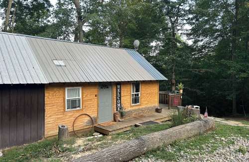 Ray Cabin | Comfy cabin near hocking hills with hidden spare bedroom, pet friendly