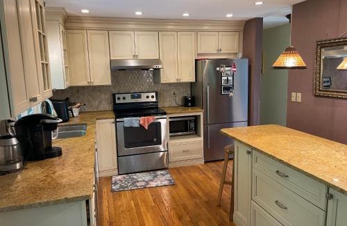 Andover House | Comfy & Convenient Suite Sleeps 1 to 5 Near Boston