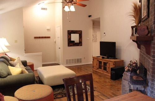 Garland Apartment | Comfy, Cozy, Safe, Affordable Home - Dallas Suburb