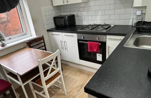Boleyn House | Comfy Fenia Stay