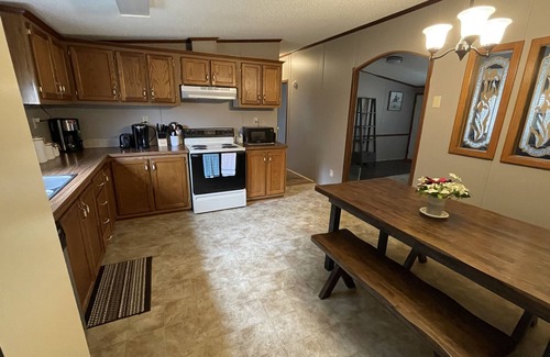 Crumpler House | Comfy Getaway w/stream and bridge out back