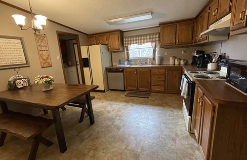 Crumpler House | Comfy Getaway w/stream and bridge out back