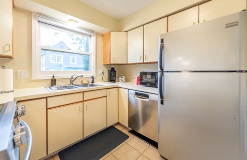 Dicken House | Comfy Home w/Lots of Light, Close to Big House!