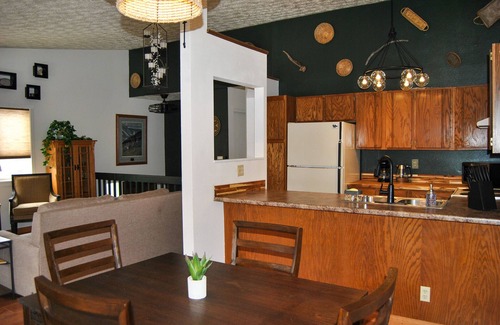Turnagain House | Comfy Home with Library near Airport & Trails