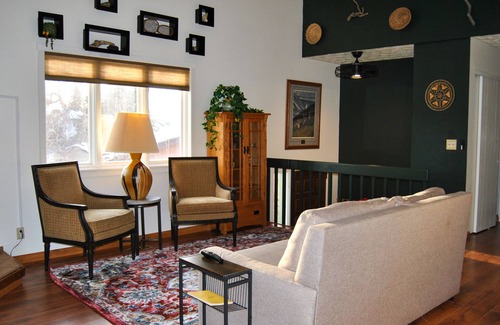 Turnagain House | Comfy Home with Library near Airport & Trails