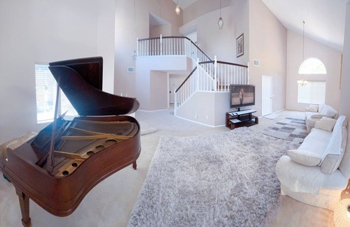 Estates at Canyon Crest House | Comfy Master Room in Riverside