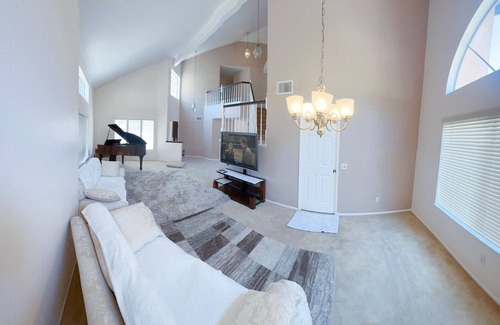 Estates at Canyon Crest House | Comfy Master Room in Riverside