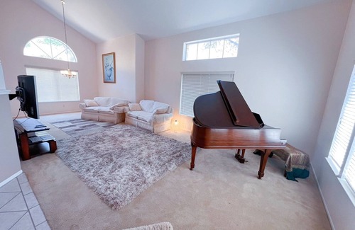 Estates at Canyon Crest House | Comfy Master Room in Riverside