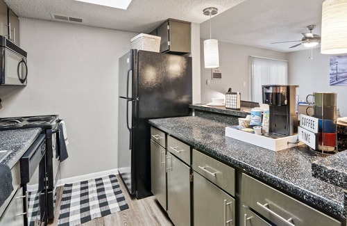 Irving Apartment | COMFY ONE BEDROOM W/POOL & FREE PARKING