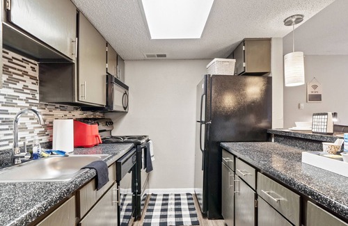 Irving Apartment | COMFY ONE BEDROOM W/POOL & FREE PARKING