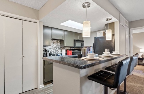 Irving Apartment | COMFY ONE BEDROOM W/POOL & FREE PARKING