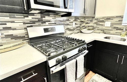 Glendale Apartment | Comfy SANCTUARY- LAX Airport/SOFI Stadium/3 HOT TUBS/2 POOLS