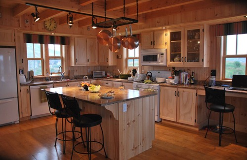Trinity Cottage | COMMANDER'S KEEP ~ BEST LOCATION & LUXURY IN THE 'BIGHT'!