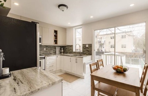 Laval House | Comme à la maison 🏡 | stationnement gratuit 🚗 | entrée indépendante🚪