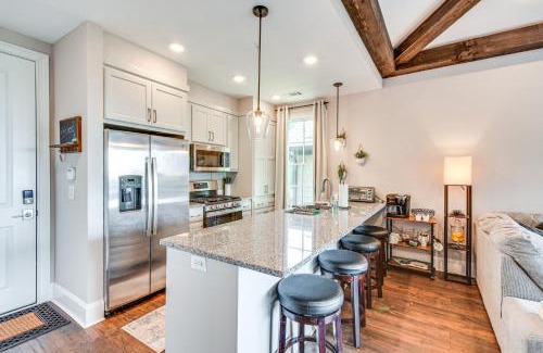 Toccoa Apartment | Community Perks Mountain-View Condo in Toccoa!