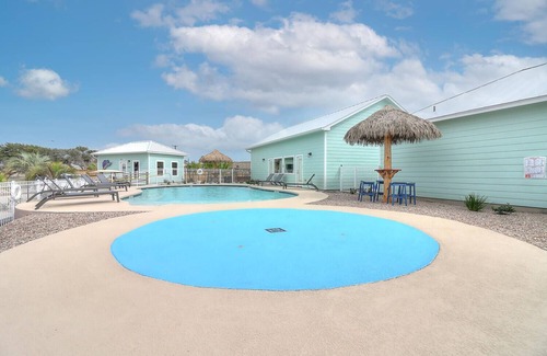 Port Aransas RV Rental | Community Pool, In Town, Dog Park, Fishing, Wifi, Laundry Room, Walking Paths