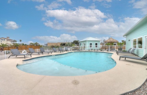 Port Aransas RV Rental | Community Pool, In Town, Dog Park, Fishing, Wifi, Laundry Room, Walking Paths