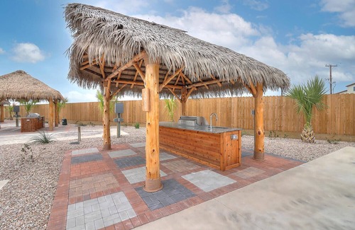 Port Aransas RV Rental | Community Pool, In Town, Dog Park, Fishing, Wifi, Laundry Room, Walking Paths