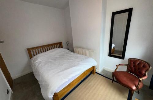 Chesterfield Apartment | Commuters Getaway