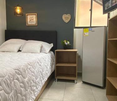 Suramericana Apartment | COMODA HABITACIÓN con COCINA INDEPENDIENTE EN LAURELES ESTADIO para 3 personas