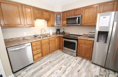 Osage Beach Condo | Compass Pointe Condo No Steps! Close to Pool! Baby & Kid Friendly! Inquire on Slip
