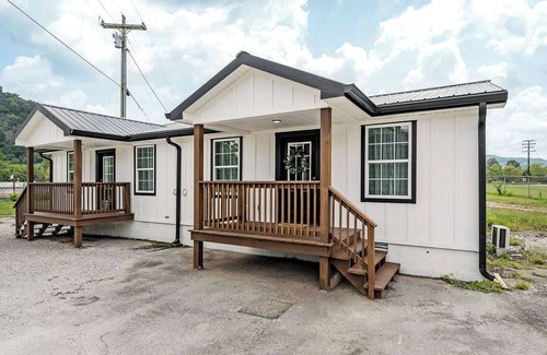 Celina Apartment | Completely renovated 2 bedroom apartment in quaint Celina