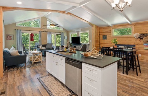 Reed Creek House | Completely Renovated Lake Hartwell House overlooking Beautiful Deep Water