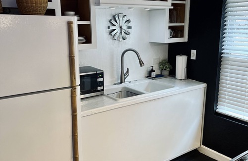 Pleasant Shade Cottage | Complimentary Breakfast Romantic Relaxing Jacuzzi Bathhouse Cottage