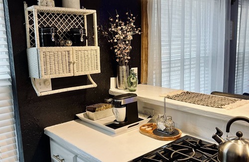 Pleasant Shade Cottage | Complimentary Breakfast Romantic Relaxing Jacuzzi Bathhouse Cottage