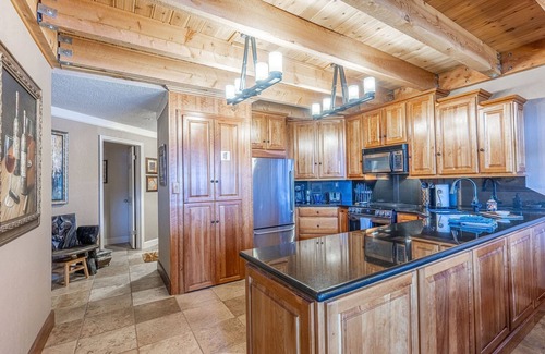 Deer Valley Condo | *Complimentary Ski Rental* Deer Valley Penthouse at Powder Run | Hot Tub | 2 Minute Walk to Skiing