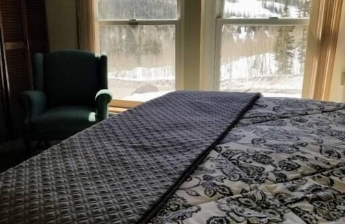 Brian Head Apartment | Condo 108, Wifi, Community Pool, Jacuzzi, Lounge,