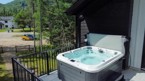 Saint Come Ski Chalet | Condo and Spa - Le Saloon Nordik