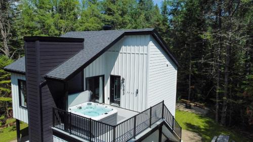 Saint Come Ski Chalet | Condo and Spa - Le Saloon Nordik