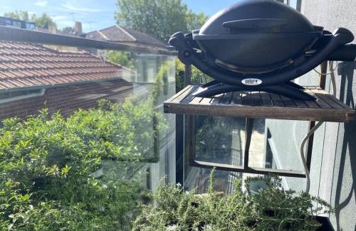 Elwood Apartment | Condo Moments to Elwood Beach and Village