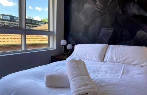 Elwood Apartment | Condo Moments to Elwood Beach and Village