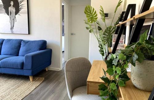 Elwood Apartment | Condo Moments to Elwood Beach and Village