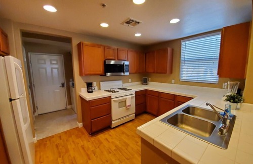 Westlake Condo | Condo w/Gym/Pool & Garage- Near Downtown & Airport