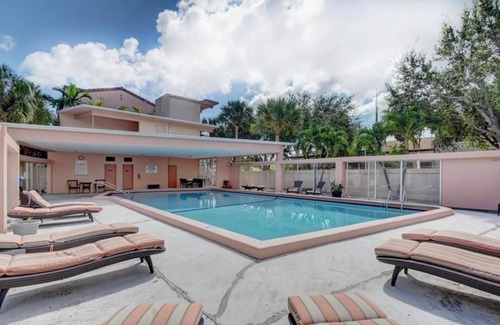 Lauderdale-by-the-Sea Condo | Condo w/Heated Pool and Steps to the Beach! Min 90-Day Rental