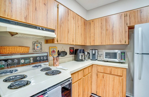 Deltona Lakes Condo | Condo w/Pool & Beach Access Near Theme Park