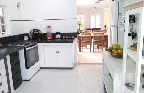 Pedra Verde House | Condomin. Pedra Verde, Lázaro beach swimming pool 4 suites, 5 bathrooms 80 meters from the beach.