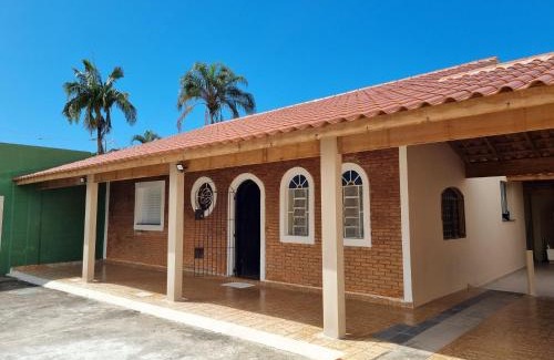 Indaia House | Confortável casa com piscina e churrasqueira a 100m da praia
