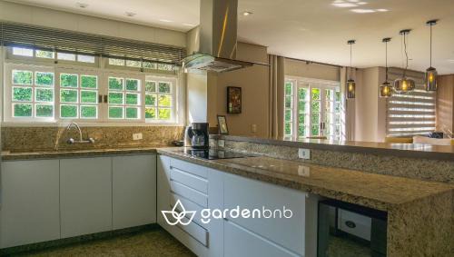 Bigorrilho Apartment | Conforto e Espaço para Família, 2 vagas, WiFi 500m