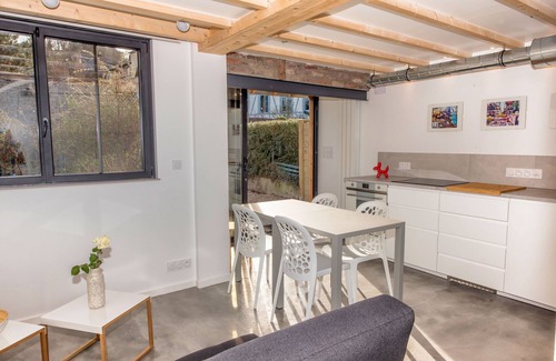 Honfleur House | Connected tiny house 2 bedrooms terrace private parking giant cinema screen