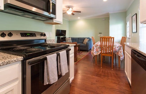 Historic Downtown Savannah Cottage | Connemara Cottage in Historic District - Featuring Local Art