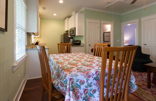 Historic Downtown Savannah Cottage | Connemara Cottage in Historic District - Featuring Local Art