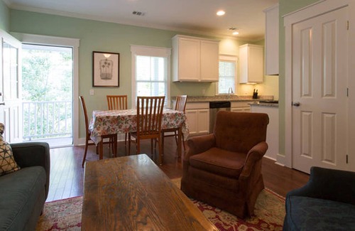 Historic Downtown Savannah Cottage | Connemara Cottage in Historic District - Featuring Local Art