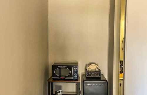 Quitman Hotel | Contact less checkin -Gar Getaway- Room 8