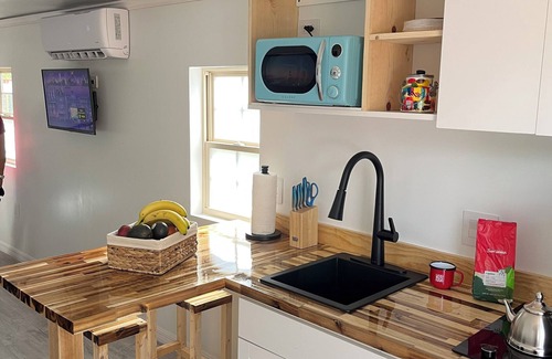 Fountain Apartment | Container Glamping With Nature Views/Jacuzzi/WIFI/FirePit