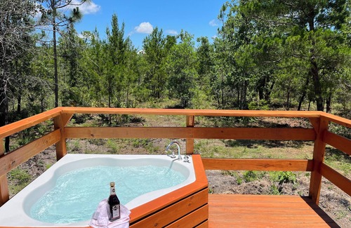 Fountain Apartment | Container Glamping With Nature Views/Jacuzzi/WIFI/FirePit