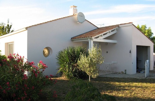 Saint-Hilaire-la-Foret Villa | Contemporary villa, 5 minutes walk from the village, 4. 5km from the sea.